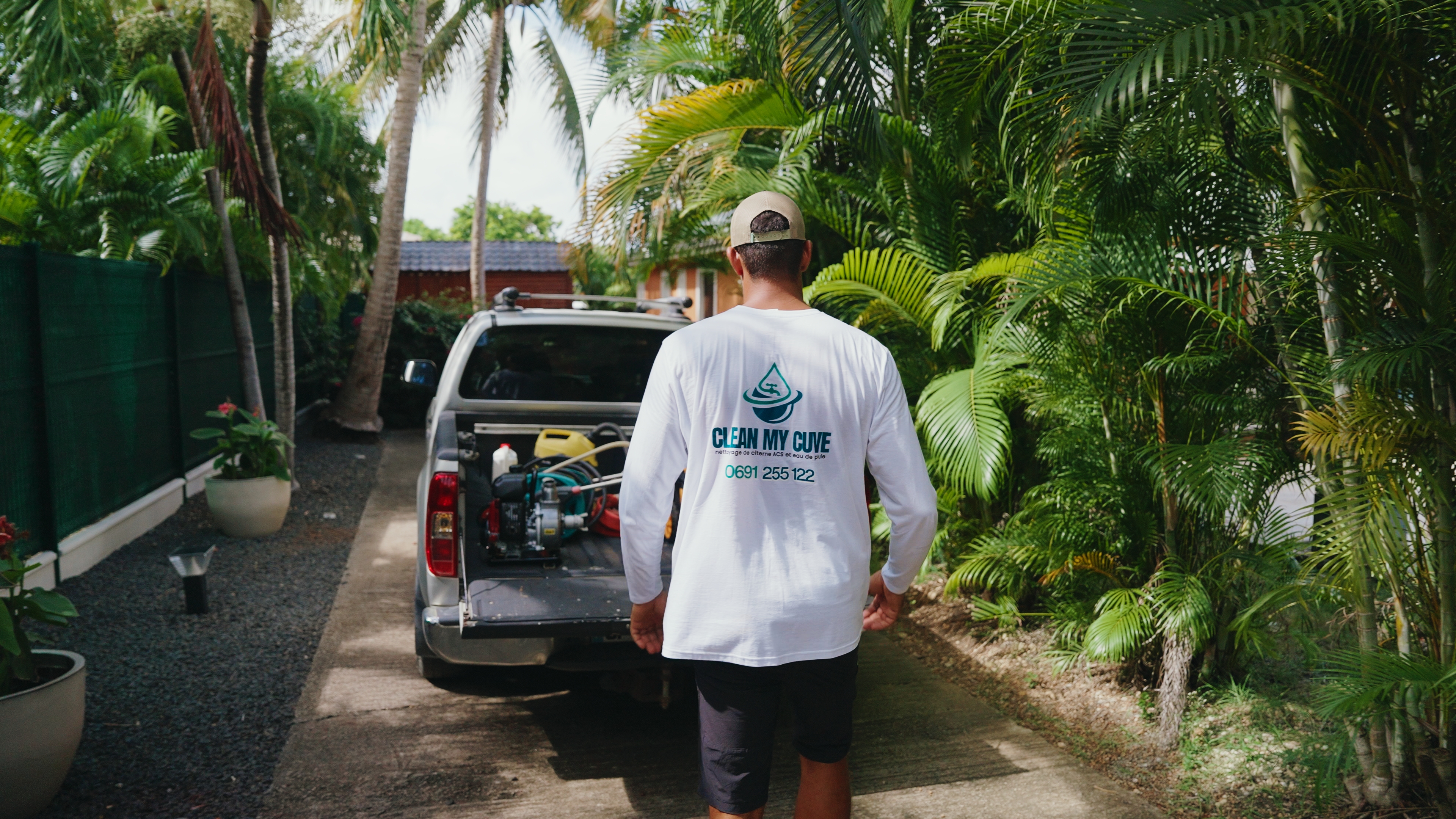 Technicien CleanMyCuve avec équipement professionnel